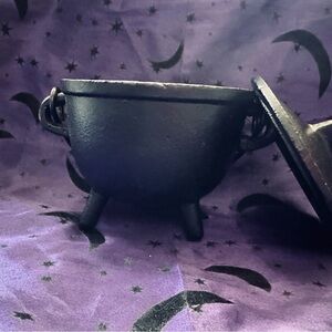 Solid mini-cast iron cauldron